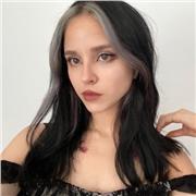 Músico, cantante, productora con formación en orquestas. Experiencia con shows en vivo, técnica de canto y producción musical.